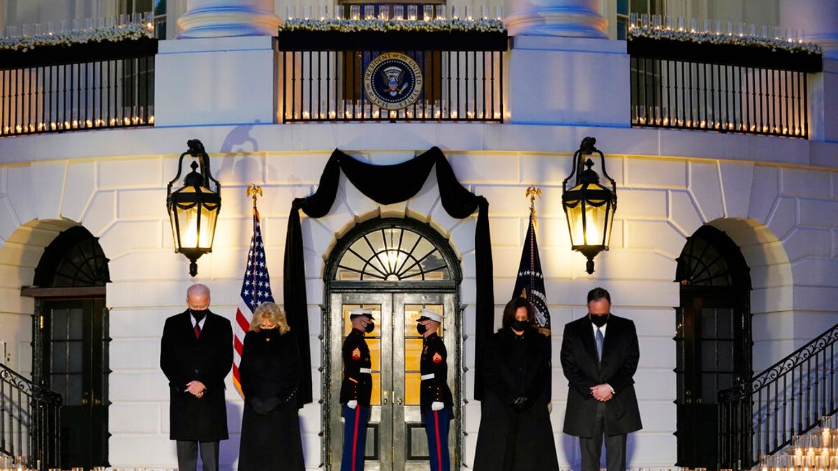 拜登總統和夫人、賀錦麗副總統和丈夫悼念美國被新冠病毒奪去生命的50萬人。(美聯社) 拜登總統和夫人、賀錦麗副總統和丈夫悼念美國被新冠病毒奪去生命的50萬人。(美聯社)