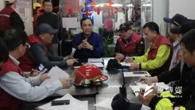 22日晚間新北中和公寓遭縱火造成9死2傷慘劇,新北市長朱立倫、副市長侯友宜及市府相關局處首長,在中和區興南路火災現場,瞭解起火原因、火場現況及人員搶救等情形。(圖/新北市新聞局提供)