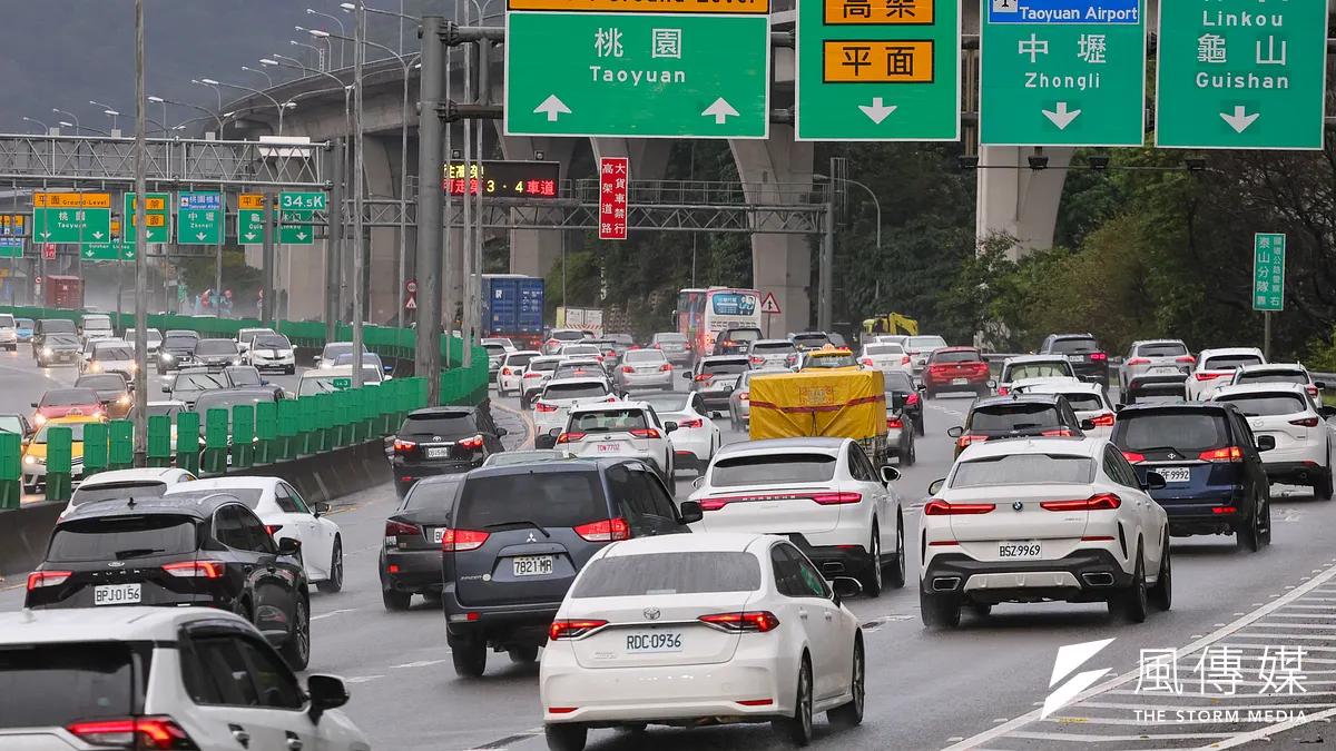 為降低大貨車事故,公路局自4/1起推動20噸以上大貨車調降最高速限至80公里/小時。(資料照/顏麟宇攝) 為降低大貨車事故,公路局自4/1起推動20噸以上大貨車調降最高速限至80公里/小時。(資料照/顏麟宇攝)