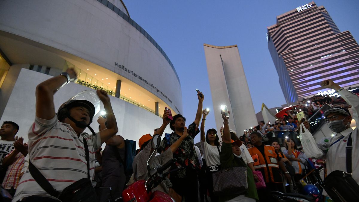 作者希望,能藉由這本著作,讓讀者進一步討論網絡社會運動的意義與未來。圖為泰國曼谷的示威遊行。(美聯社) 作者希望,能藉由這本著作,讓讀者進一步討論網絡社會運動的意義與未來。圖為泰國曼谷的示威遊行。(美聯社)