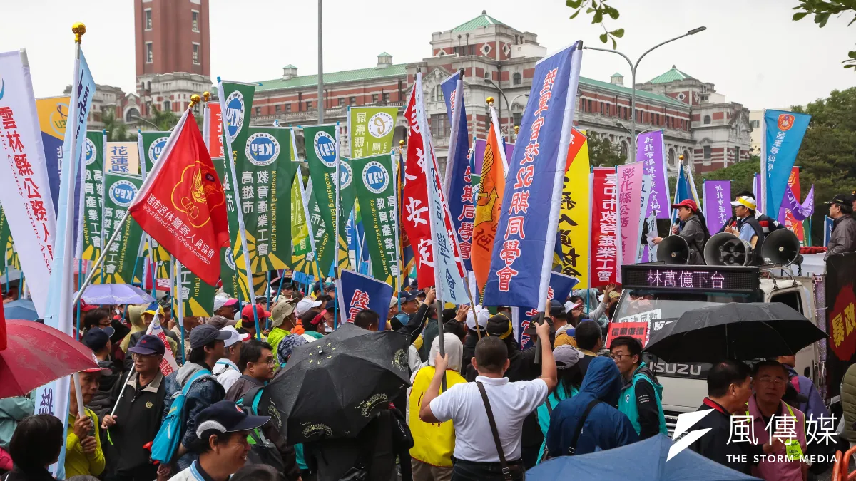 軍公教團體在年金改革委員會開會地點國發會門口抗議。(資料照/顏麟宇攝)