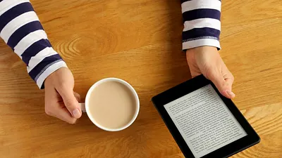 作者說,出版市場已經不是產業內的競爭而已,畢竟閱讀是「花時間」的,而其他娛樂可能是「殺時間」。(資料照,取自shutterstock,數位時代提供)