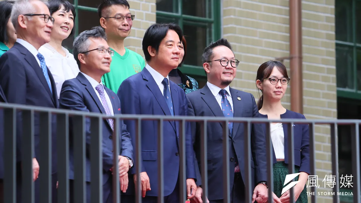 賴清德(右三)出席「北一女中120週年雙甲子校慶」,針對媒體提問皆未回應,也沒有致詞。(顏麟宇攝)
