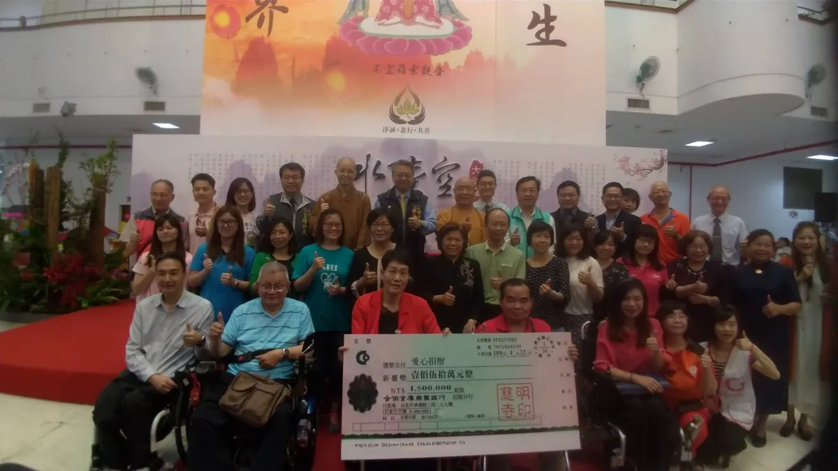 慈明寺60週年水陸空大齋勝會,捐助善款,台中市副市長令狐榮達到場見證。(圖/慈明寺提供)