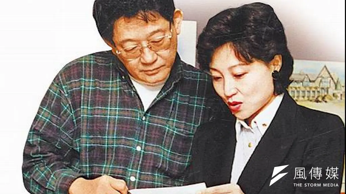 美籍台商程家昌(左)與薄熙來夫人谷開來(右)私交甚篤,兩人曾合夥經營「霍瑞斯投資顧問有限公司」。(林庭瑤翻攝)