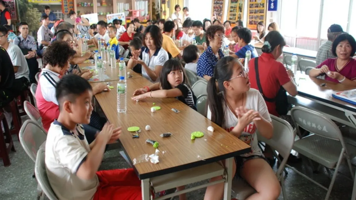 樹下說故事捏陶 霧峰警辦不同的暑期活動