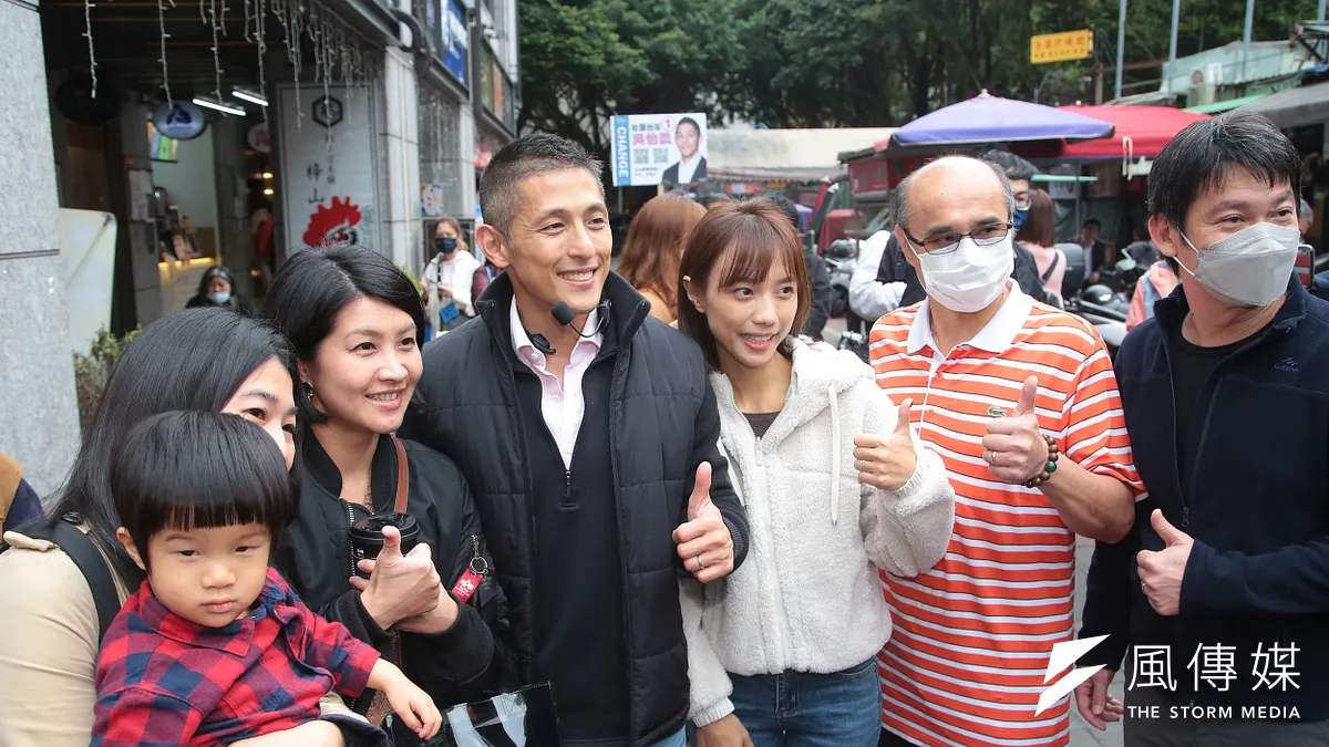 民進黨台北市第三選區立委補選候選人吳怡農(中)與太太顏采薇(右三)30日至晴光商圈掃街拜票。(顏麟宇攝) 民進黨台北市第三選區立委補選候選人吳怡農(中)與太太顏采薇(右三)30日至晴光商圈掃街拜票。(顏麟宇攝)