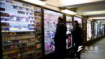 香菸若全下架,未來豈不是得偷偷摸摸交易了?(圖為莫斯科地鐵站的香菸販售機/photo by angelofsan/小豬雜貨舖)