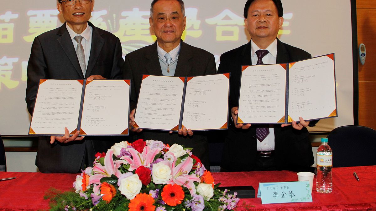 京元電子、育達科大及中興商工三方簽訂產學合作策略聯盟,圖為中興商工校長吳聲忠(左)、京元電子董事長李金恭(中)及育達科技大學副校長蔡彥欣(右)。(圖/育達科大提供) 京元電子、育達科大及中興商工三方簽訂產學合作策略聯盟,圖為中興商工校長吳聲忠(左)、京元電子董事長李金恭(中)及育達科技大學副校長蔡彥欣(右)。(圖/育達科大提供)