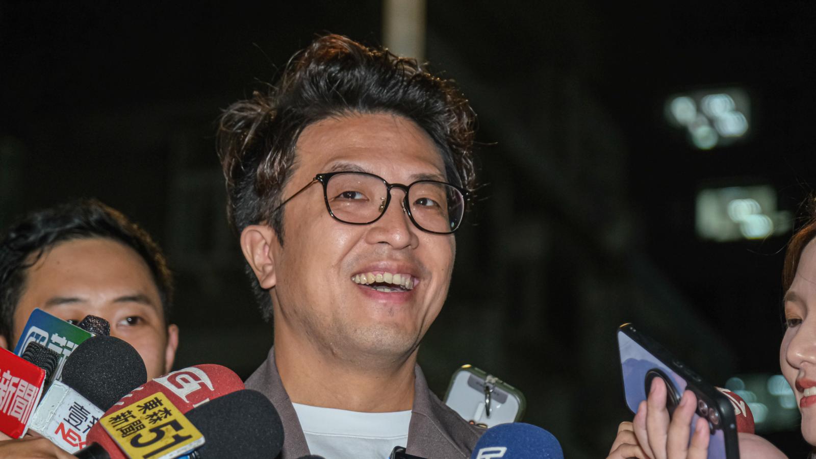 中共在港官媒爆沈父被制裁後「換殼繼續做中國生意」 沈伯洋回應了