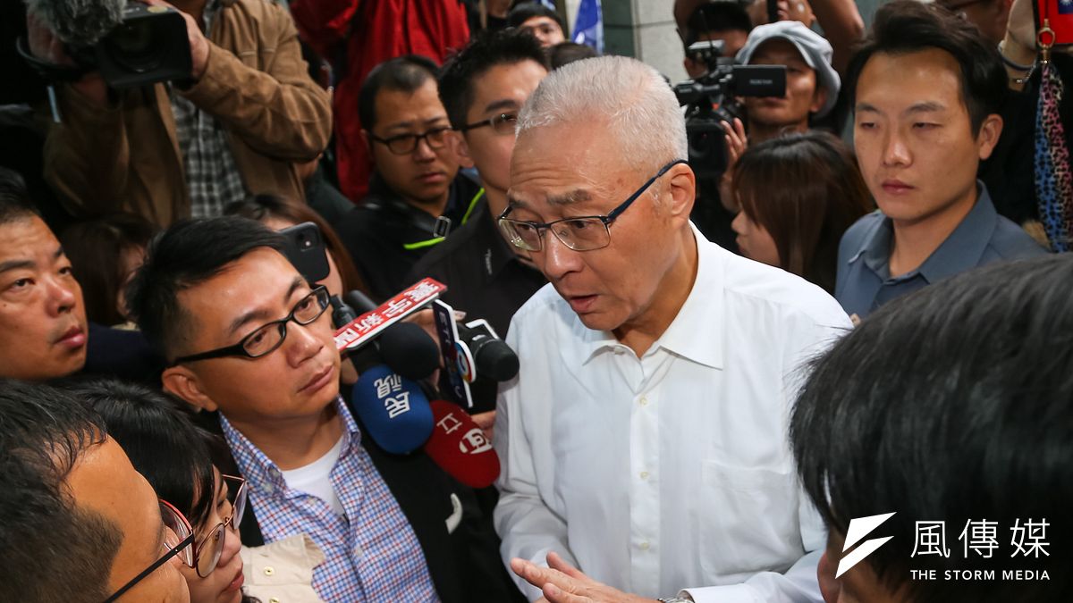 國民黨主席吳敦義14日至國民黨部外與台北市議員羅智強、游淑慧、徐弘庭等國民黨中生代會面。(顏麟宇攝) 國民黨主席吳敦義14日至國民黨部外與台北市議員羅智強、游淑慧、徐弘庭等國民黨中生代會面。(顏麟宇攝)