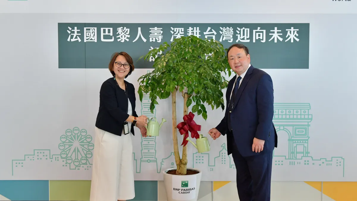 法國巴黎人壽總經理戴朝暉(右)將出任台新人壽總經理,圖為他與法國巴黎保險集團亞洲區總裁黃(金喜)葹(左)2023年3月2日出席深耕台灣記者會。(資料照,法巴人壽提供)
