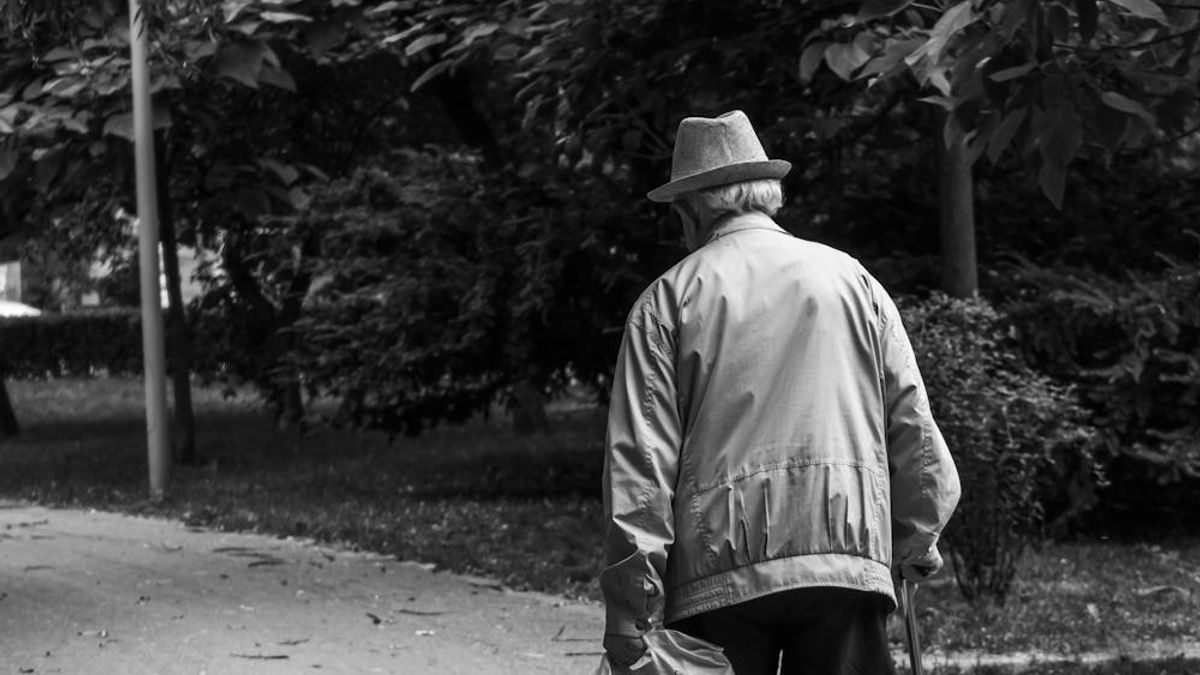 中國山東省1名87歲老翁騎車途中突倒地不起,卻沒有人上前幫忙,延誤送醫不治,家屬怒告10名圍觀路人並求償人民幣140萬元,法院判決結果為無需賠償。(示意圖/取自pexels) 中國山東省1名87歲老翁騎車途中突倒地不起,卻沒有人上前幫忙,延誤送醫不治,家屬怒告10名圍觀路人並求償人民幣140萬元,法院判決結果為無需賠償。(示意圖/取自pexels)