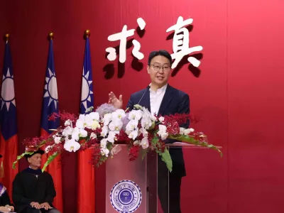 交通部長陳世凱返校勉勵畢業生隨時擁抱挫折,讓失敗風暴成為成長的養分。(圖/東海大學)