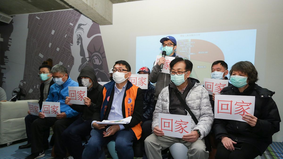 兩岸官方近年來中斷協商對話,由台商組成的民間組織「台協」與「台企聯」成為關鍵橋梁。圖為台商會長徐正文(右三)與武漢封城受困家屬代表1日出席滯留湖北台灣三佰同胞要求回家及提供生活物資事由記者會,並與家人視訊。(資料照,簡必丞攝) 兩岸官方近年來中斷協商對話,由台商組成的民間組織「台協」與「台企聯」成為關鍵橋梁。圖為台商會長徐正文(右三)與武漢封城受困家屬代表1日出席滯留湖北台灣三佰同胞要求回家及提供生活物資事由記者會,並與家人視訊。(資料照,簡必丞攝)