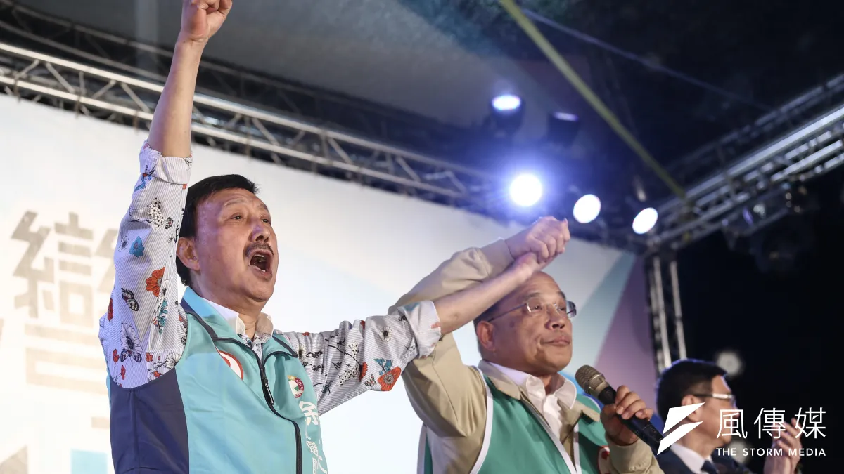 新北市三重區立委補選候選人余天(左一)抨擊對手鄭世維的選舉公報,韓國瑜、侯友宜照片比候選人還大,根本是「投機份子」。(陳品佑攝)