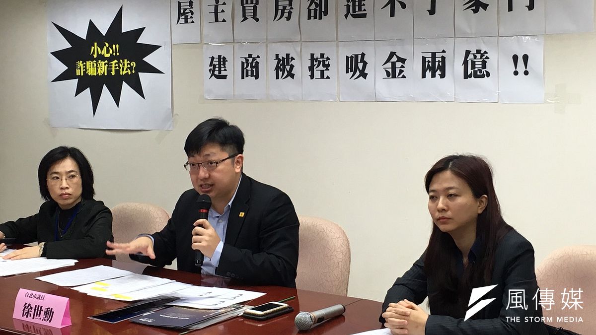 建商「嘉利世建設公司」收了錢,房屋卻依舊呈現不堪入住的情況。北市法務局消保官楊麗萍表示,嘉利世有可能涉及刑事的偽造文書與詐欺。(王彥喬攝) 建商「嘉利世建設公司」收了錢,房屋卻依舊呈現不堪入住的情況。北市法務局消保官楊麗萍表示,嘉利世有可能涉及刑事的偽造文書與詐欺。(王彥喬攝)