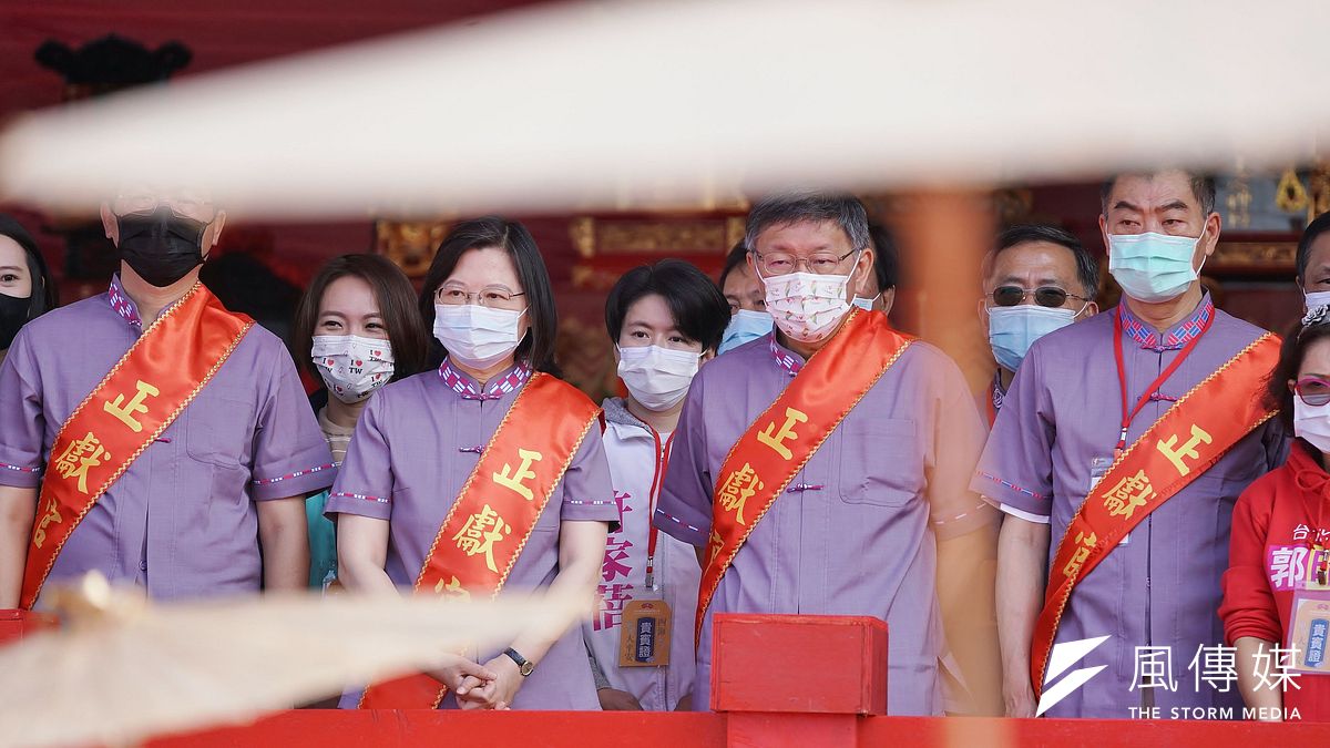 總統蔡英文(前排左二)與台北市長柯文哲(前排右二)25日同台出席台北市客家義民嘉年華。(盧逸峰攝) 總統蔡英文(前排左二)與台北市長柯文哲(前排右二)25日同台出席台北市客家義民嘉年華。(盧逸峰攝)