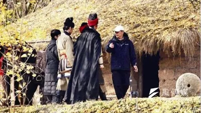 侯孝賢在洛陽杏谷片場講戲。(楚天快報/荊楚網)