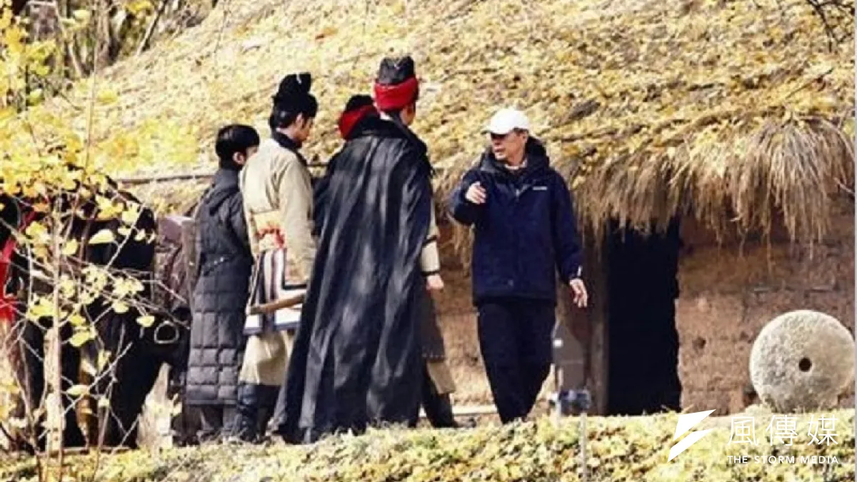 侯孝賢在洛陽杏谷片場講戲。(楚天快報/荊楚網)