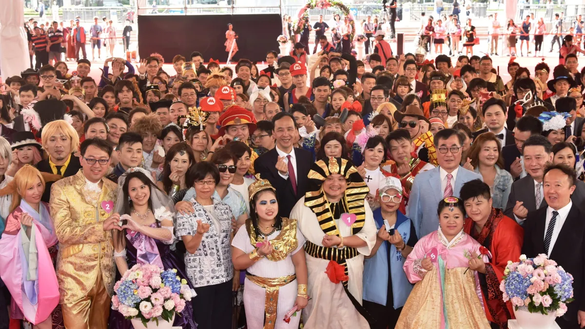 全國最夯的新北聯合婚禮,20日於市民廣場盛大舉行,新北市長朱立倫、副市長李四川親自為120 對新人主婚、證婚。(圖/新北市民政局提供)