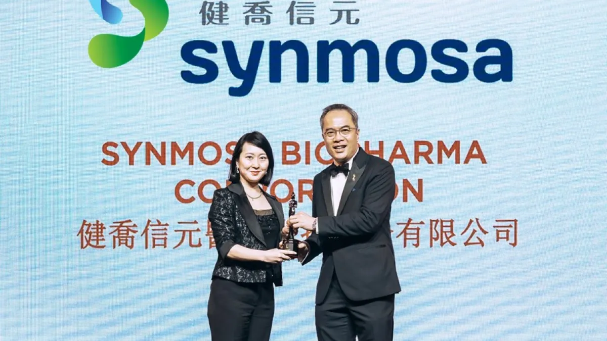 健喬首次榮獲亞洲最佳企業雇主獎,由資深副總經理林祐瑜(左)代表受獎
