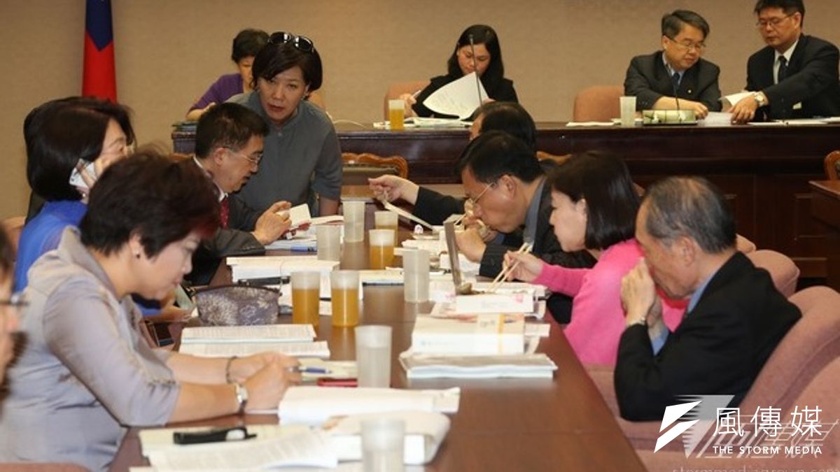 為了搶到兩岸監督條例的審查權,立法院19日程序委員會展開一場程序攻防。(余志偉攝) 為了搶到兩岸監督條例的審查權,立法院19日程序委員會展開一場程序攻防。(余志偉攝)