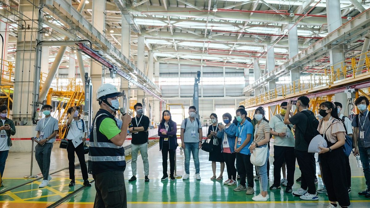 台中市政府邀請青年事務諮詢委員會委員參觀捷運設施,並針對中市的路網系統建設,進行座談-參訪活動搭乘捷運綠線至台中捷運公司北屯機廠參訪,深入瞭解主維修廠-行控中心的運作及台中捷運營運過程。(圖/台中市政府) 台中市政府邀請青年事務諮詢委員會委員參觀捷運設施,並針對中市的路網系統建設,進行座談-參訪活動搭乘捷運綠線至台中捷運公司北屯機廠參訪,深入瞭解主維修廠-行控中心的運作及台中捷運營運過程。(圖/台中市政府)