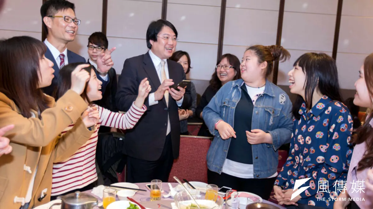 林右昌與受表揚社工交流互動熱絡。(圖/張毅攝)