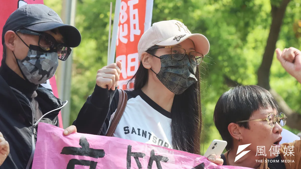 陸配「亞亞」劉振亞(中)和台灣國際家庭互助協會25日在內政部前開記者會。(柯承惠攝)