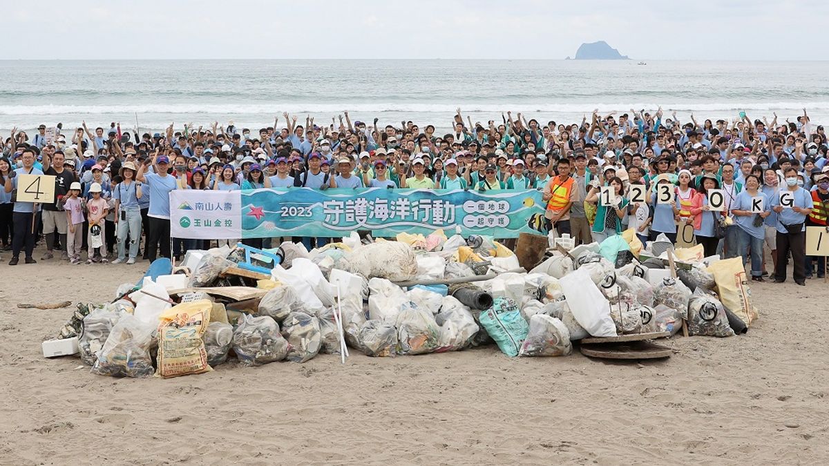 南山人壽攜手玉山金控共同淨灘,動員逾960人參加,於新北巿翡翠灣撿拾超過1230公斤的海洋廢棄物。 南山人壽攜手玉山金控共同淨灘,動員逾960人參加,於新北巿翡翠灣撿拾超過1230公斤的海洋廢棄物。