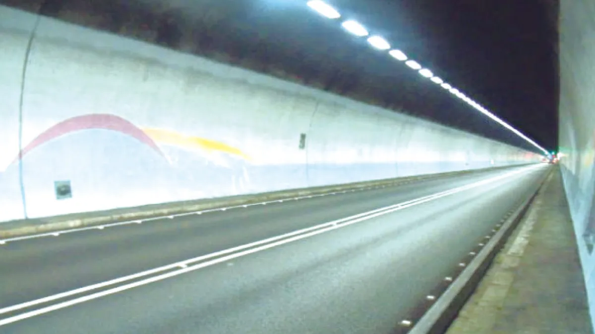 交通部長陳建宇13日拋出北直高7大輸運策略,包含雪山隧道車牌管制分流,但宜蘭縣認為不宜輕易宣布實施。(取自國道視窗月刊)