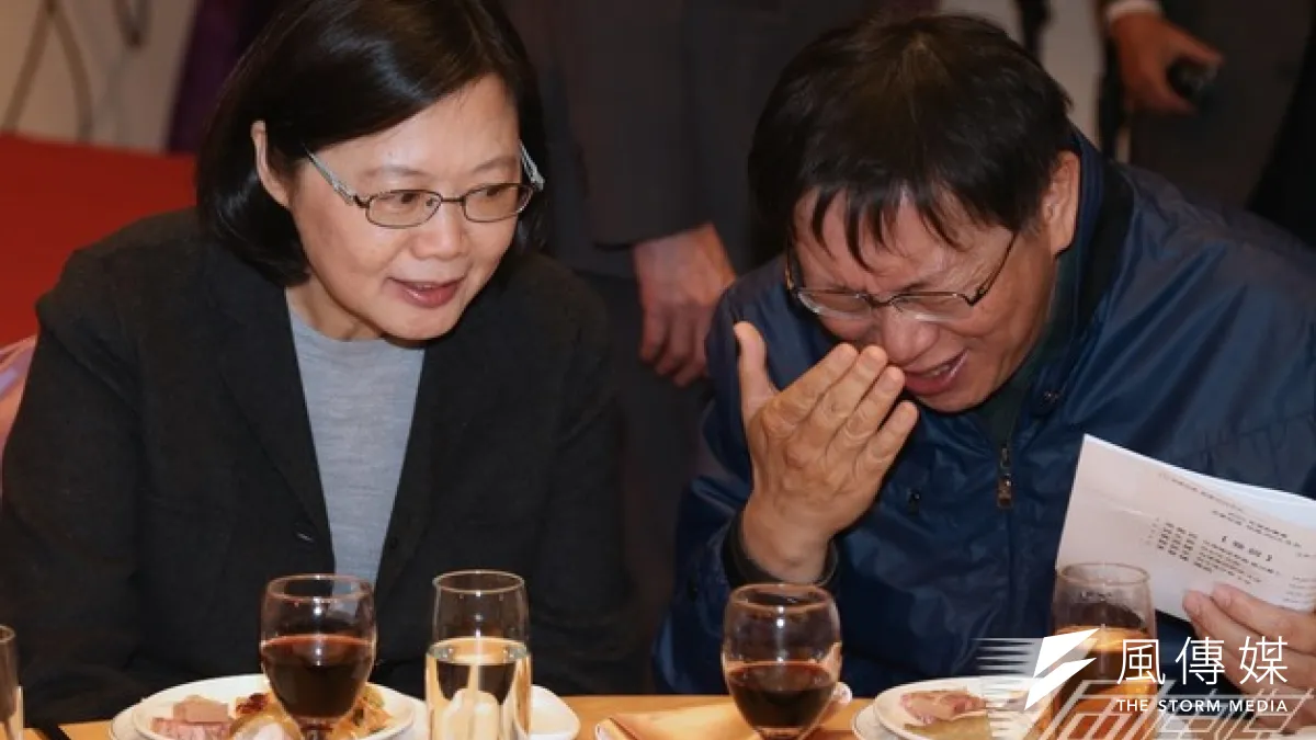民進黨黨主席蔡英文與台北市長柯文哲出席台灣聯盟國家募款餐會,兩人開心互動。餐會後,蔡英文受訪時說,她剛剛在餐桌上有和柯文哲聊天,講到吃飯要一點一點吃比較好,不要把菜放在碗公內一次吃完;柯文哲則說,「我這樣吃比較快啊」。(吳逸驊攝)
