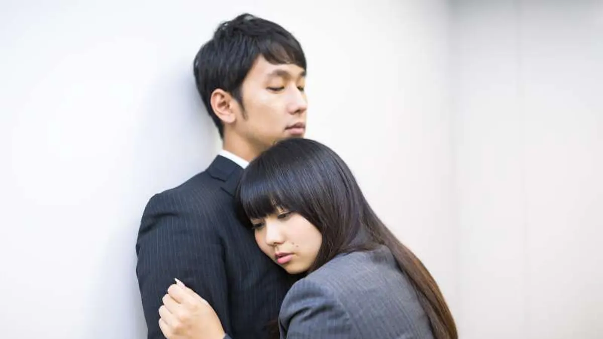 自卑就像磁鐵,容易吸引「隱藏型自卑」的戀人。(圖/取自PAKUTASO) 自卑就像磁鐵,容易吸引「隱藏型自卑」的戀人。(圖/取自PAKUTASO)