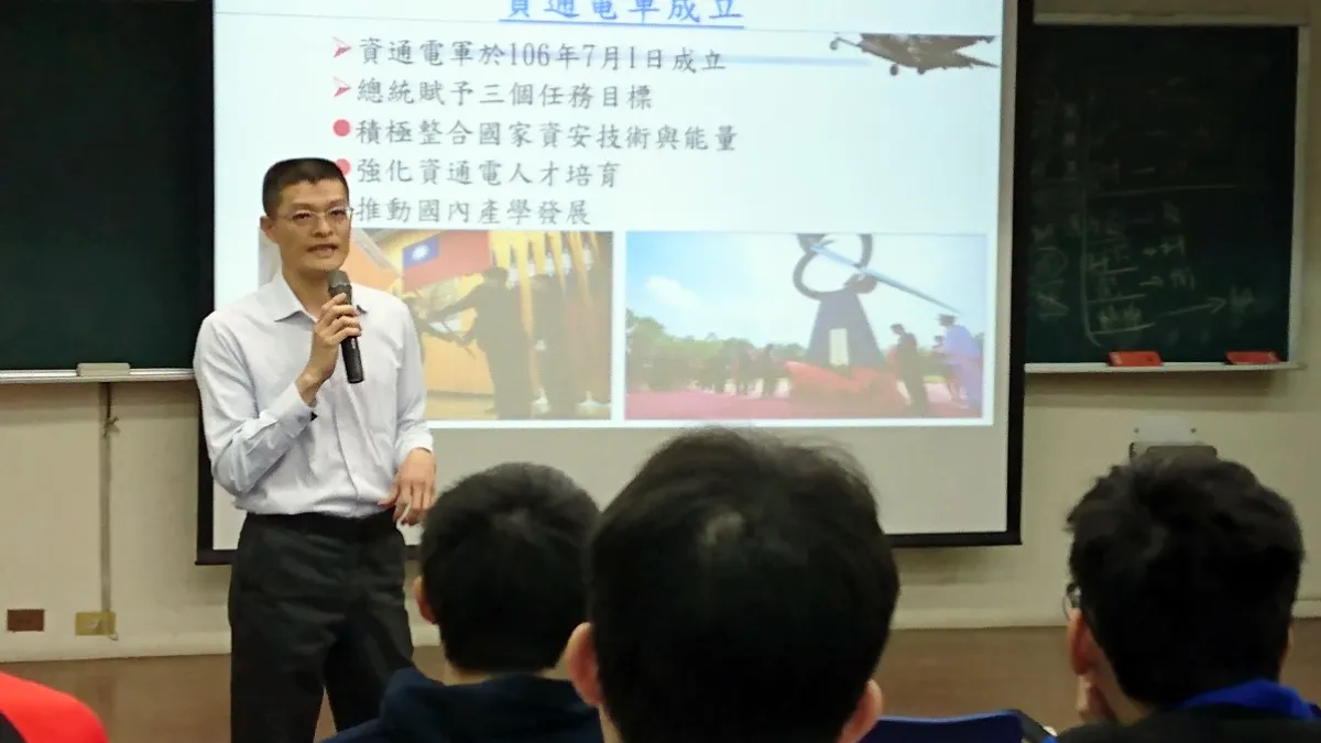 資通電軍網路戰聯隊副聯隊長李正榮上校,今到交大交流和宣導。(交大軍訓室提供)