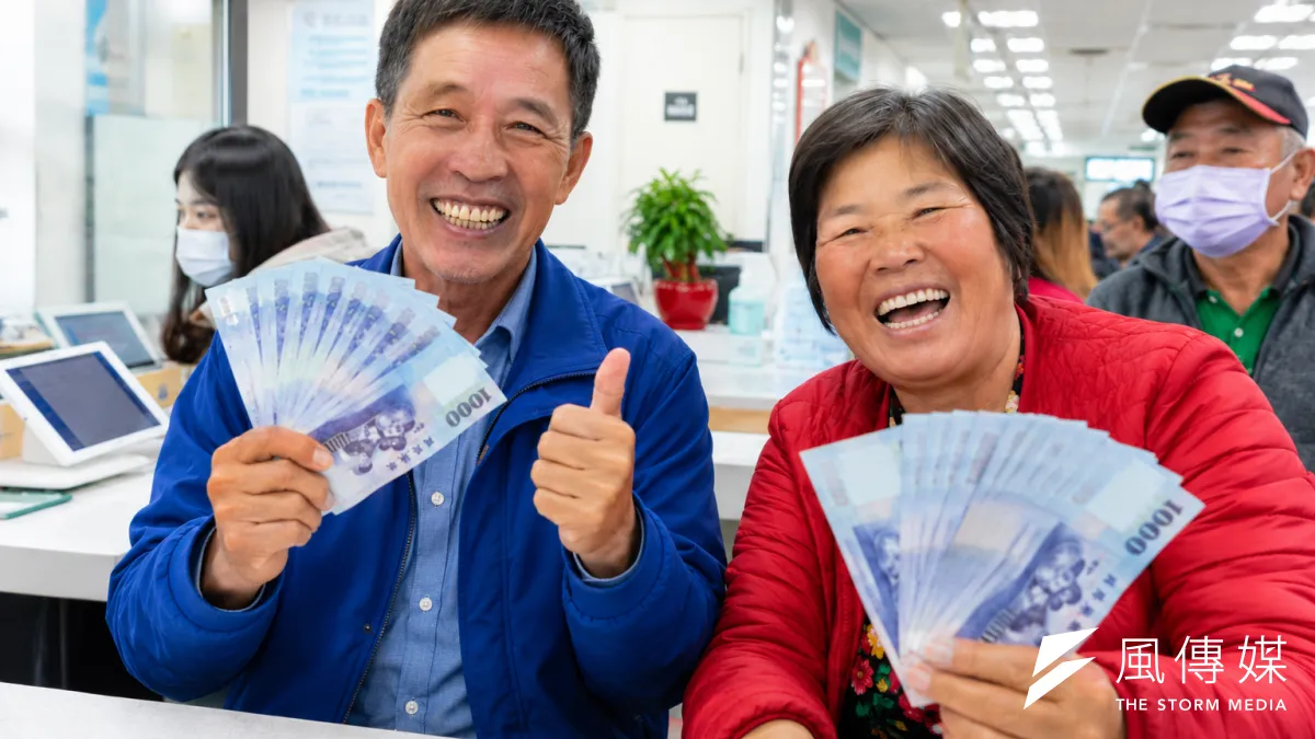2026年重陽節訂於10月18日,全台22縣市的敬老禮金方案已陸續定案,今年最高單筆金額上看50,000元。(示意圖/AI生成)