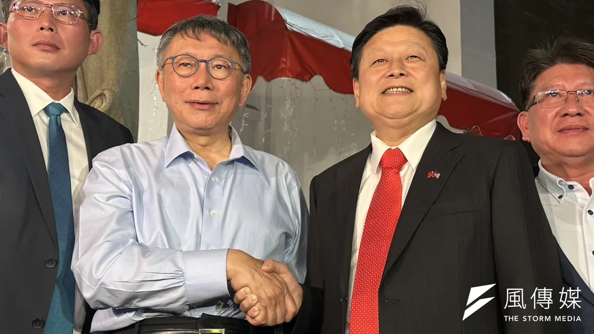 黃國昌(左)主導國會改革案與國民黨傅崐萁(右)合作後,柯文哲(中)領導的民眾黨被貼上「傅隨組織」、「小藍黨」標籤,支持者也流失。(資料照,羅立邦攝)