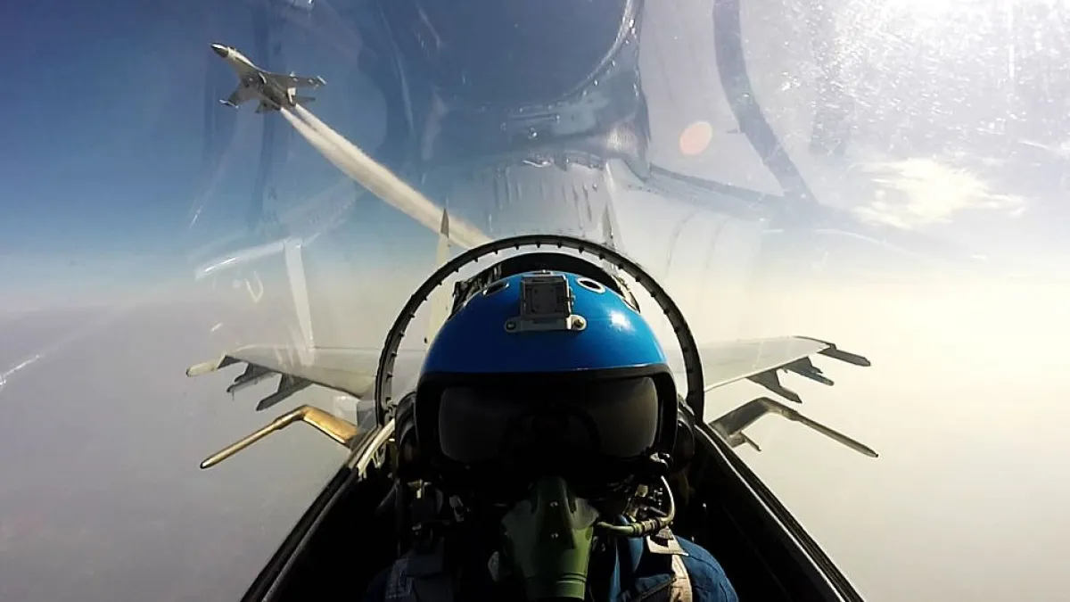 中國軍機飛行員在南海進行演習(Getty Images, BBC)