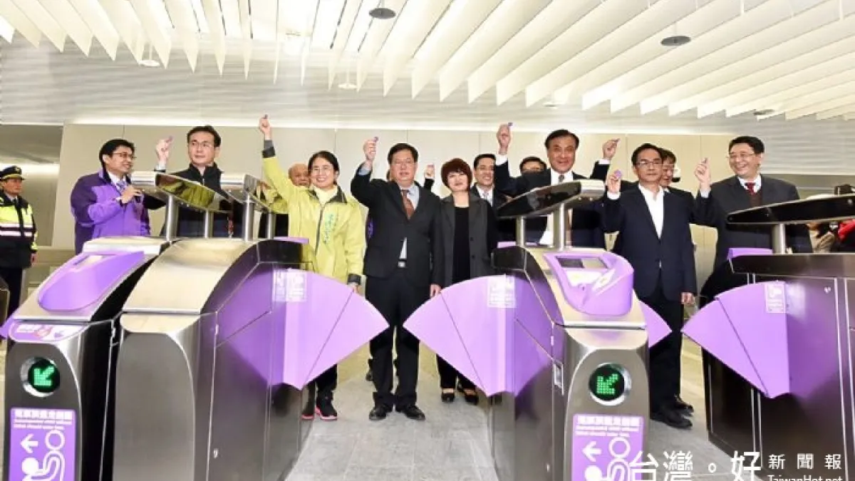 考察團試乘機場捷運 立委紛紛按讚
