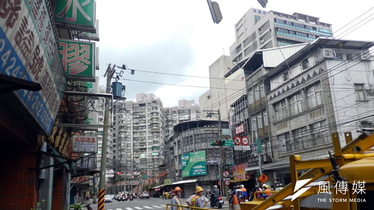 議長宋瑋莉等人會勘,未來把電線及電桿下地,避免再發生意外。(圖/張毅攝) 議長宋瑋莉等人會勘,未來把電線及電桿下地,避免再發生意外。(圖/張毅攝)