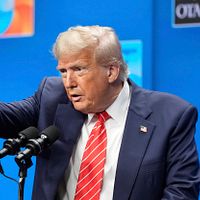 アメリカのトランプ大統領が北大西洋条約機構(NATO)首脳会議で記者に対し、イランとの交渉再開に興味があるかと聞かれ限定的であることを示した。(AP通信) アメリカのトランプ大統領が北大西洋条約機構(NATO)首脳会議で記者に対し、イランとの交渉再開に興味があるかと聞かれ限定的であることを示した。(AP通信)