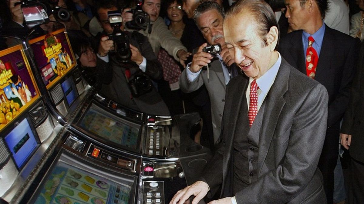 1970年,澳娛地標建築葡京娛樂場落成啟用。此後,何鴻燊以澳門為基地的博彩事業蓬勃發展。(圖/BBC News) 1970年,澳娛地標建築葡京娛樂場落成啟用。此後,何鴻燊以澳門為基地的博彩事業蓬勃發展。(圖/BBC News)