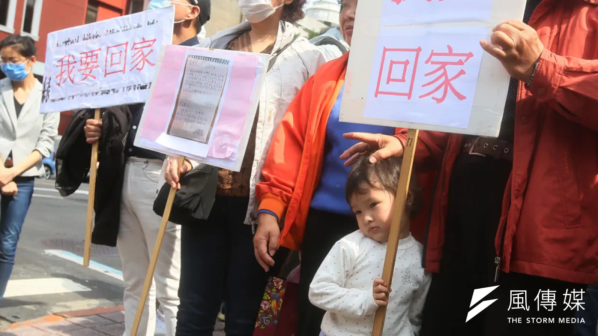 翹首期盼第二班包機的滯鄂台人與家屬除上書總統求救,還號召親友到陸委會抗議。(柯承惠攝)