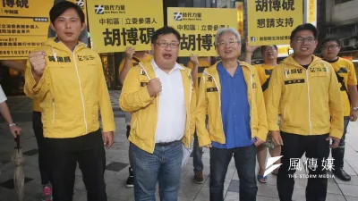 時代力量立委參選人胡博硯(左二)接受訪問時表示,民進黨在野整合是希望時代力量支持蔡英文。(資料照,林韶安攝)