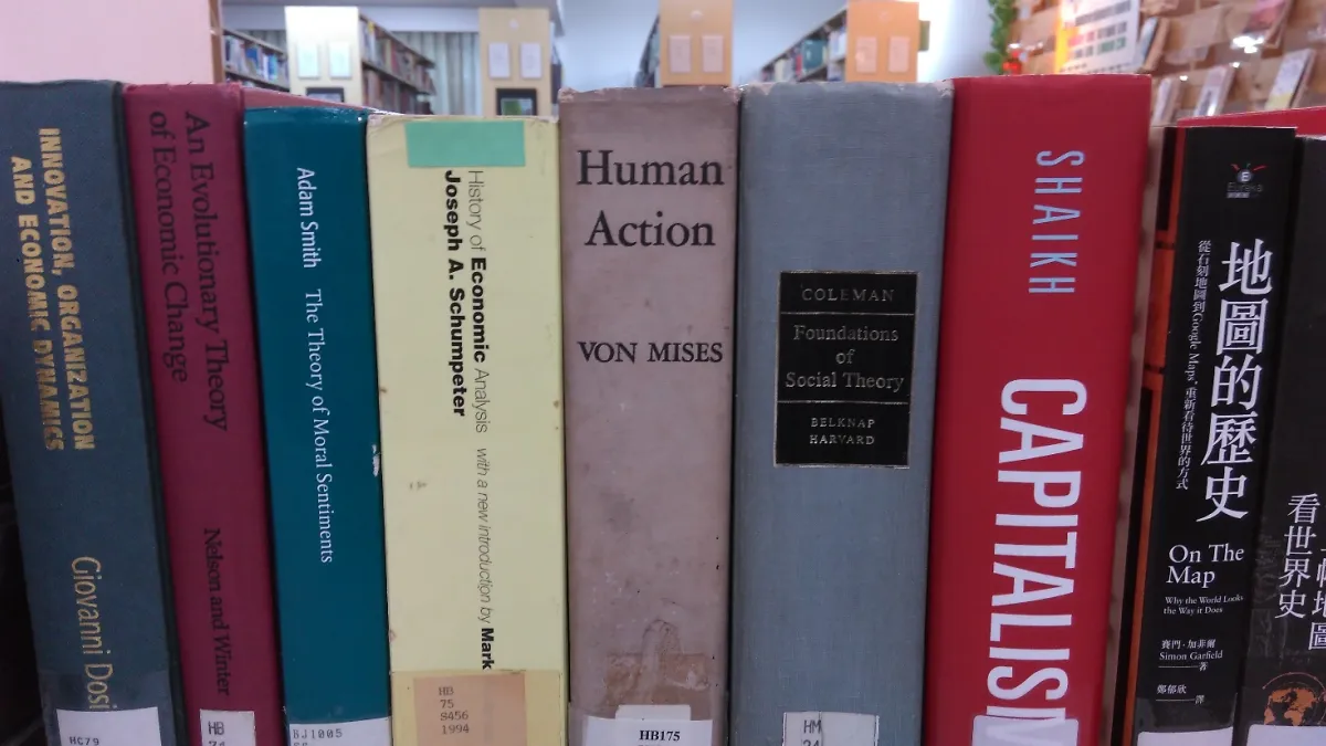 德黑蘭大學校園內,到處可見代寫論文的廣告。(劉任昌提供)