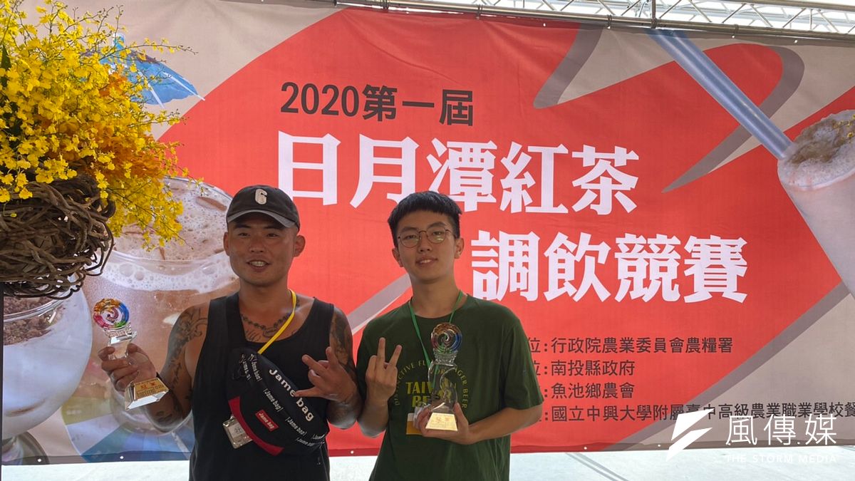 南投縣魚池鄉農會今年首度在南投茶博會中舉辦2020日月潭紅茶調飲比賽獲社會組跟學生組的冠軍選手。(圖/王秀禾攝) 南投縣魚池鄉農會今年首度在南投茶博會中舉辦2020日月潭紅茶調飲比賽獲社會組跟學生組的冠軍選手。(圖/王秀禾攝)