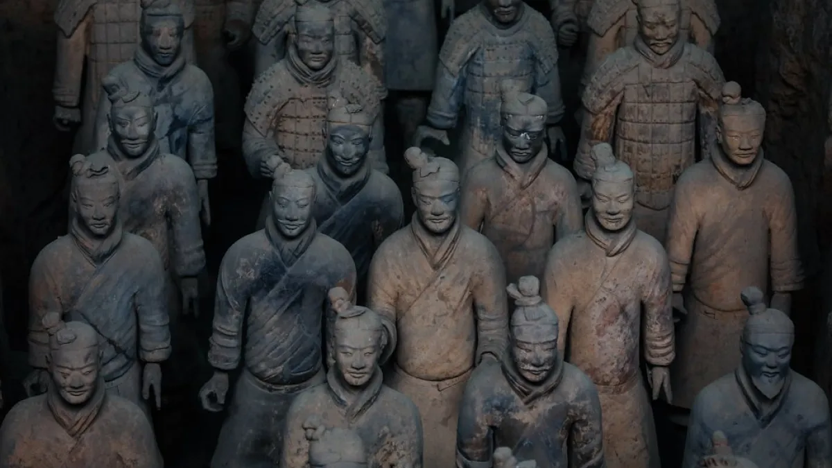 對外部形勢而言,秦國佔據了「關中」這個極為有利的地理位置,無後顧之憂,形成雄踞西隅、虎視相互爭斗、不斷衰弱的東方六國的形勢(圖為秦始皇兵馬俑)。(圖/BBC中文網)