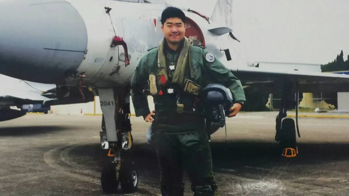 幻象2000失聯飛官何子雨。 (資料照,翻攝 YïTing Chang 臉書) 幻象2000失聯飛官何子雨。 (資料照,翻攝 YïTing Chang 臉書)