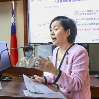 民眾黨陸配立委李貞秀(圖)首次質詢引起媒體關注。(中央社) 民眾黨陸配立委李貞秀(圖)首次質詢引起媒體關注。(中央社)