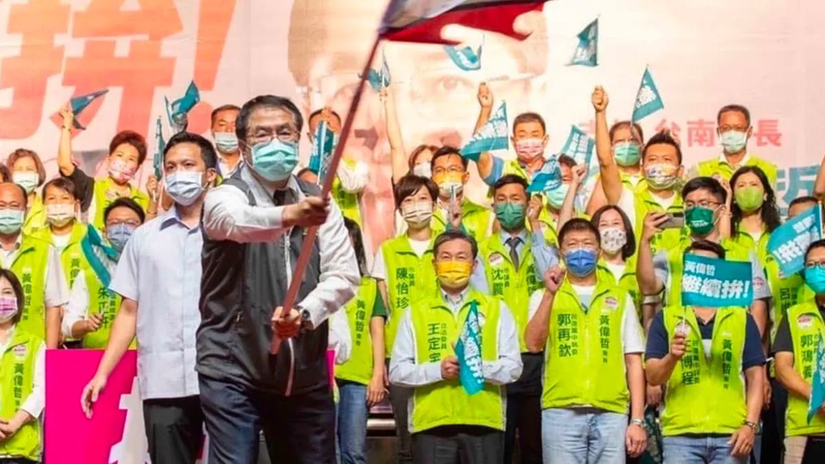 九合一選舉期間,總統蔡英文南下為台南市長黃偉哲百工百業後援會成立大會站台,民進黨中執委郭再欽(前右三)也出席。(取自總統蔡英文臉書)